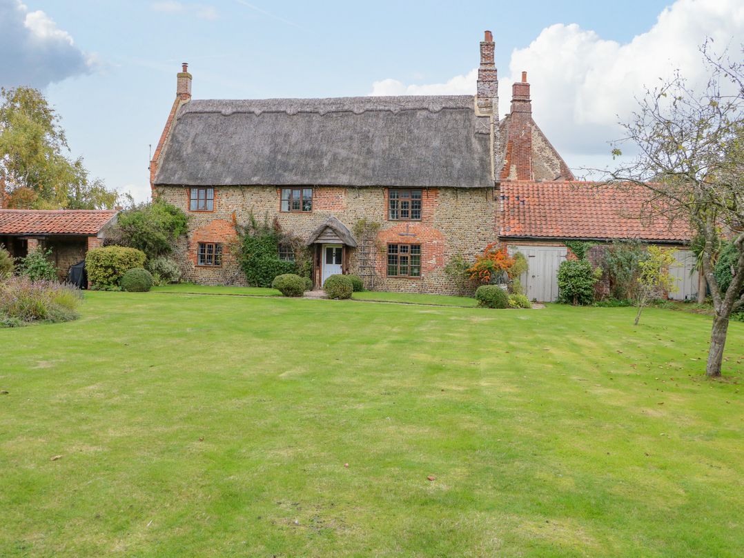 Manor Farm House In Bacton Norfolk Cottages Lodges