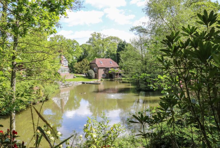 Miswells Cottages – Lake View Thumbnail Image